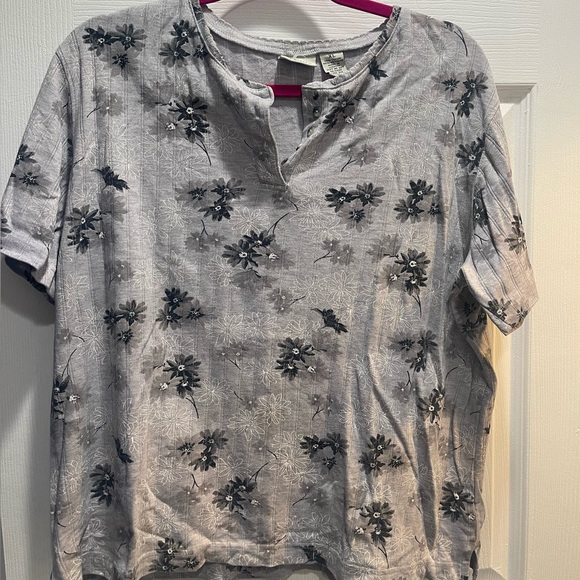 Classic Elements Tops - cute little flower top w buttons!